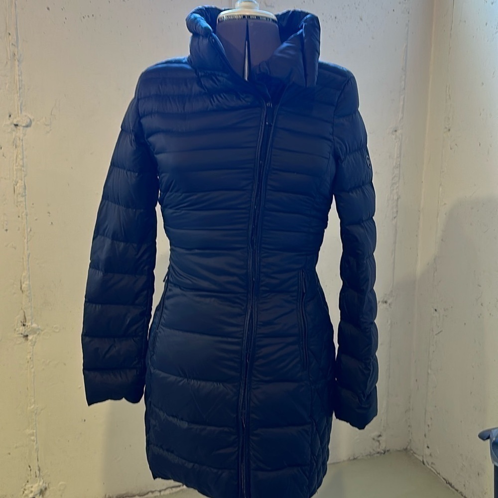 Michael Michael Kors sackable down fill jacket in black w side pockets zippered